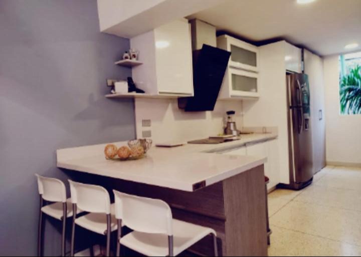 Amplio y Hermoso apartamento,CCS super internet